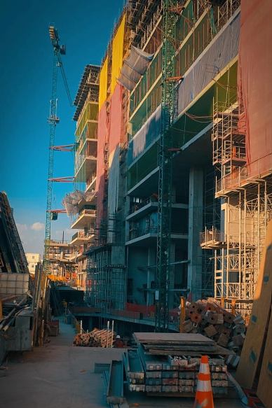 Montaje de estructuras metálicas como subcontrato en el Campus Santander