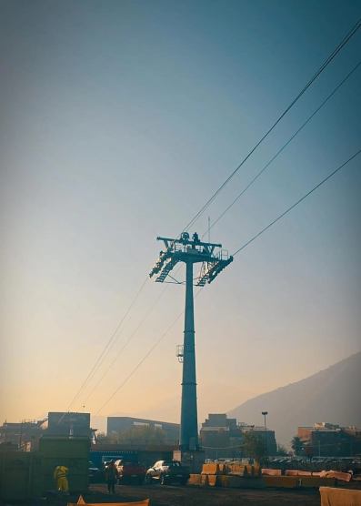 Montaje de estructuras metálicas como subcontrato en el Teleférico Bicentenario