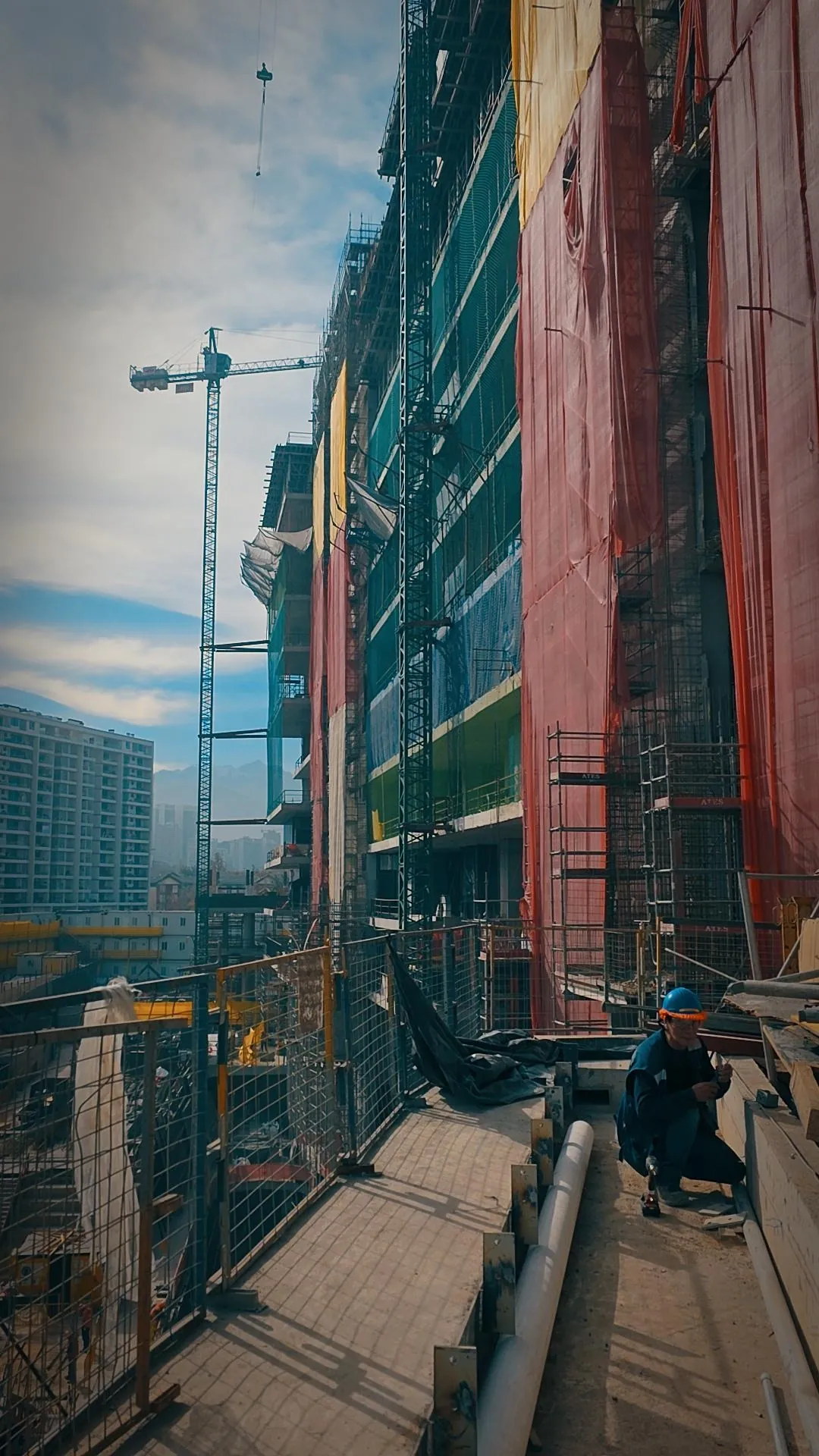 Montaje de estructuras metálicas en proyecto industrial