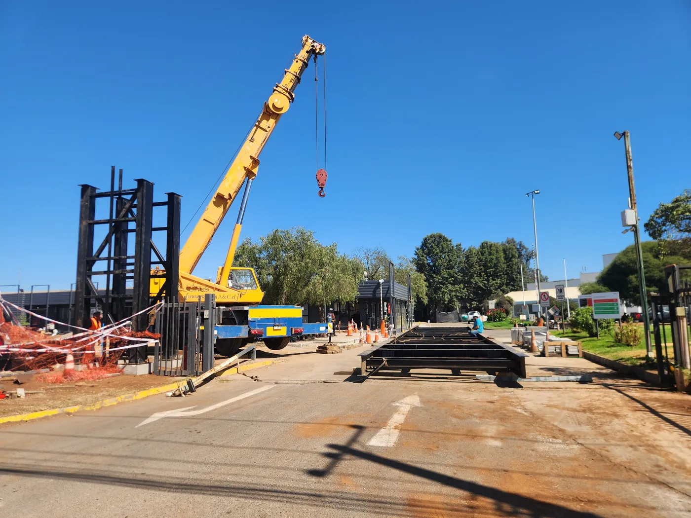 Izaje de estructura metálica con grúa en faena industrial
